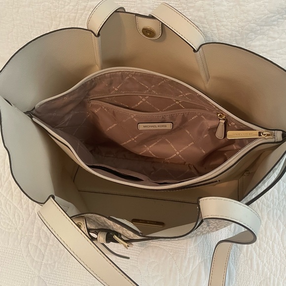 Michael Kors Tote with matching Wallet - Picture 6 of 9